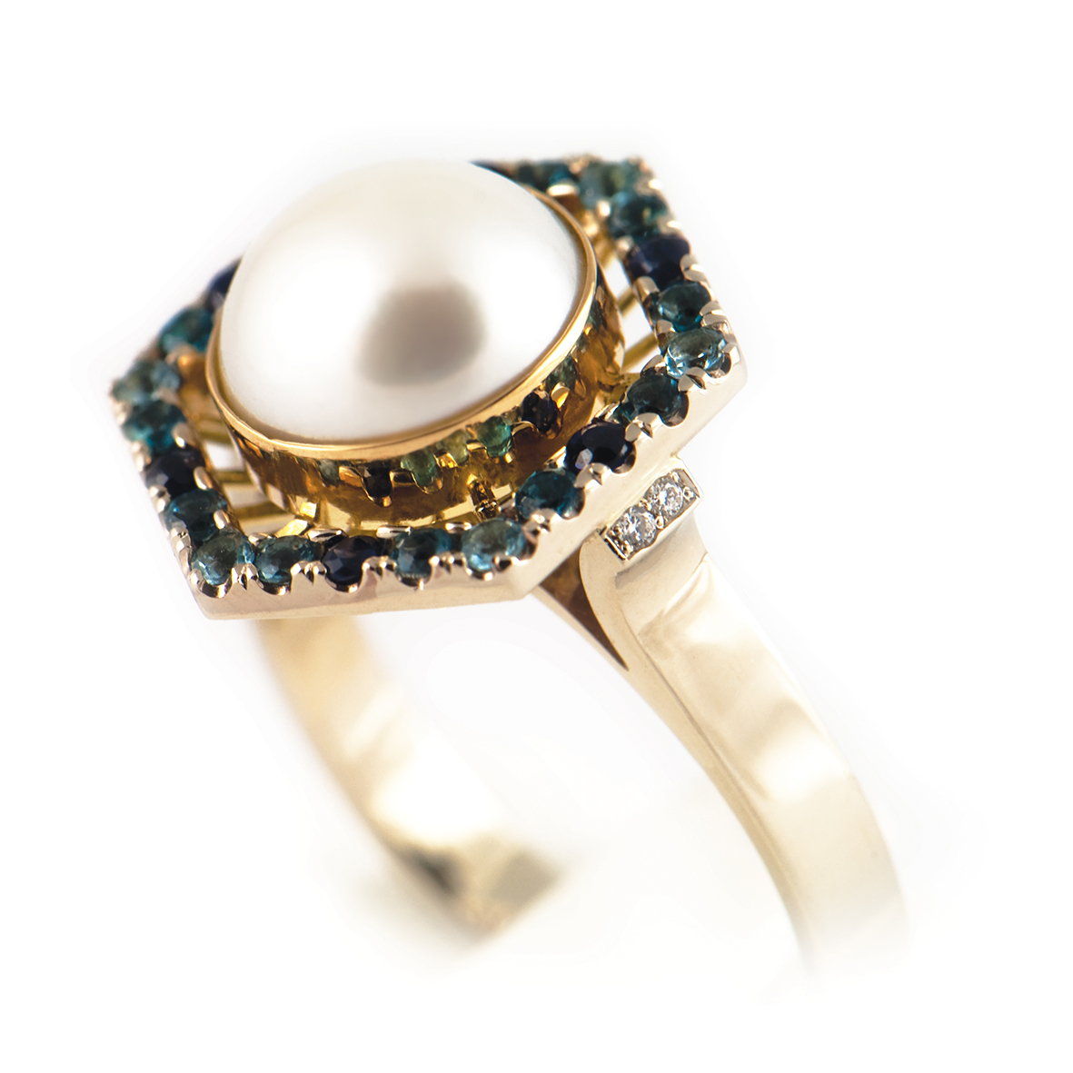 Pierścionek wykonany z białego i żółtego złota próby 585 z perłą naturalną, topazami, szafirami oraz brylantami.